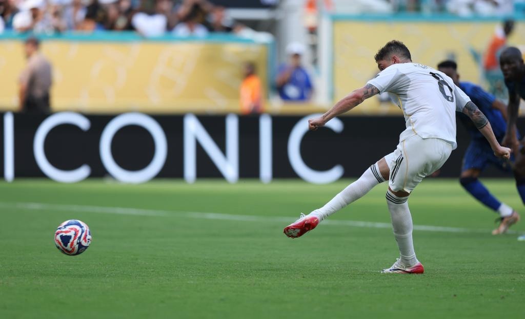 [中超]明天右路传中 莱昂纳多抽射破门