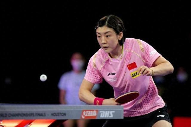 带着笑容的 带着笑容的